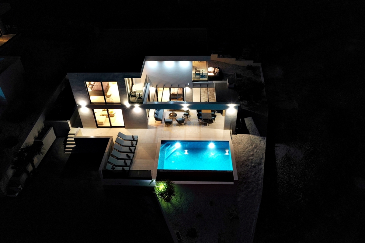 Villa esclusiva a Seget Gornji in un ambiente tranquillo e silenzioso con una splendida vista panoramica